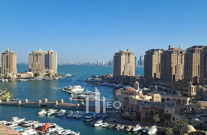 شقة - 2 غرف نوم - 3 حمامات للايجار في طريق بورتو الشرقي - بورتو أرابيا - جزيرة اللؤلؤة - الدوحة