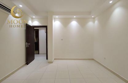 Apartment - 2 Bedrooms - 1 Bathroom for rent in Umm Ghuwailina 4 - Umm Ghuwailina - Doha