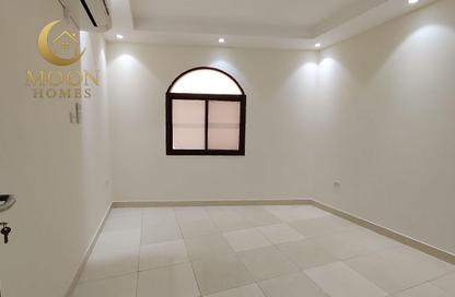 Apartment - 2 Bedrooms - 1 Bathroom for rent in Umm Ghuwailina 4 - Umm Ghuwailina - Doha