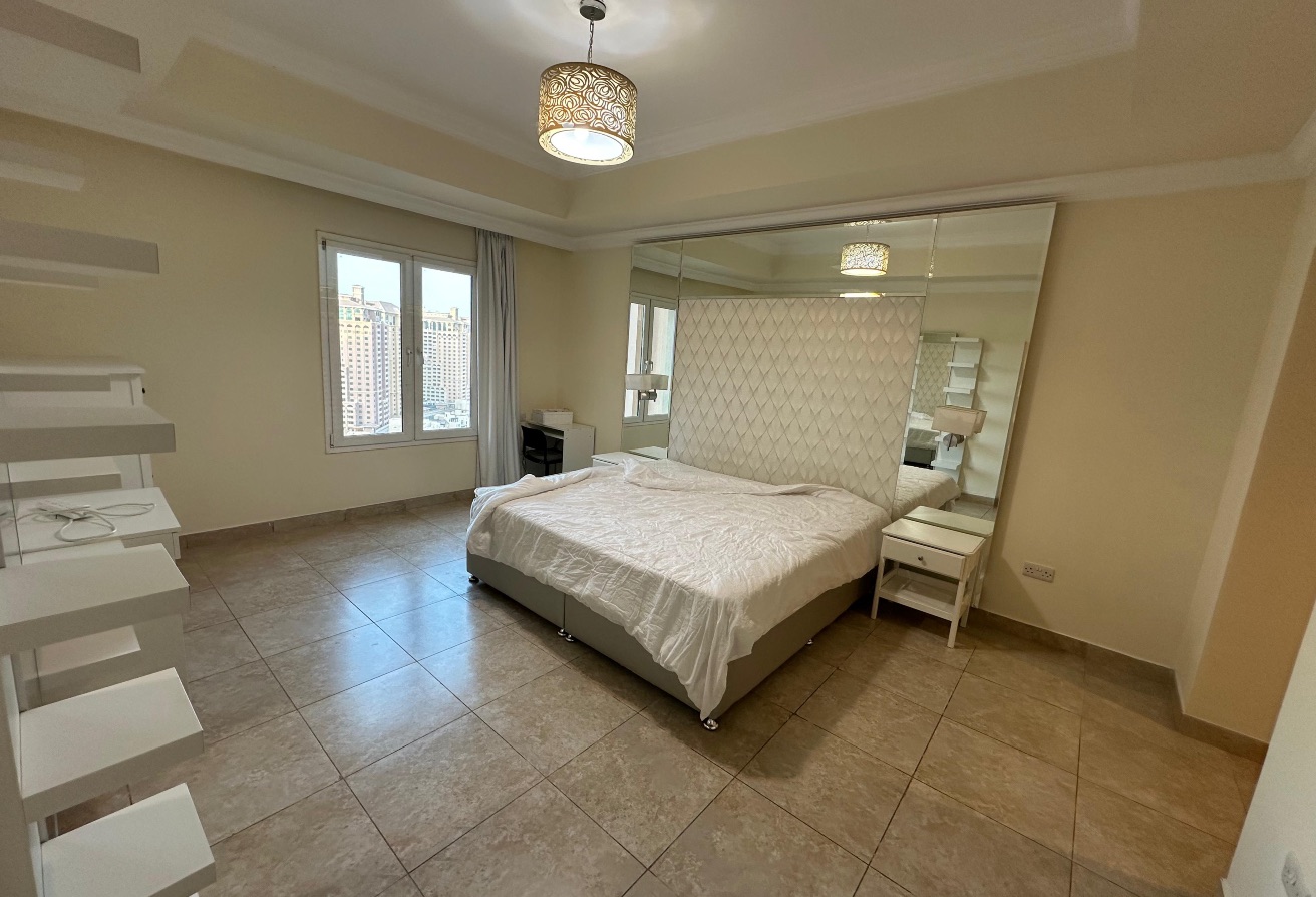2 Bedroom Furnished Side Marina View thumbnail 12