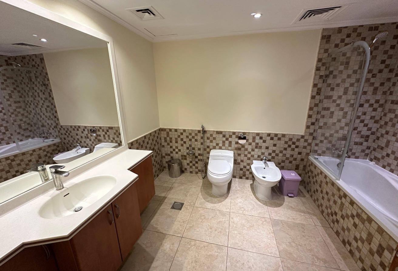 2 Bedroom Furnished Side Marina View thumbnail 9