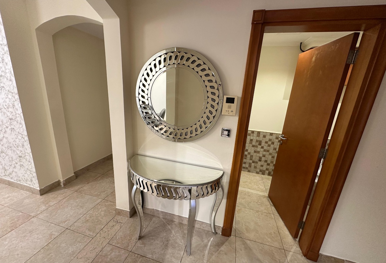 2 Bedroom Furnished Side Marina View thumbnail 15