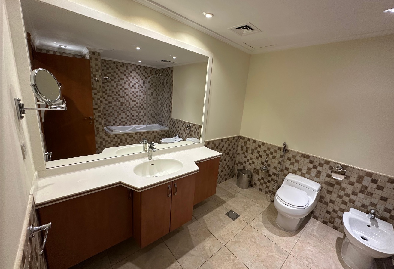 2 Bedroom Furnished Side Marina View thumbnail 10