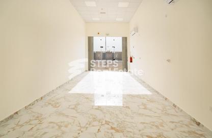 محل تجاري - استوديو - 1 حمام للايجار في شارع عمار بن ياسر - العزيزية - الدوحة