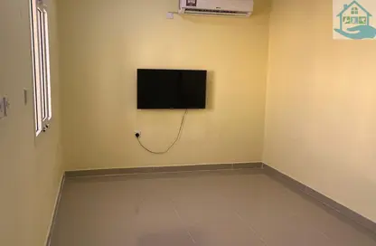 Apartment - 2 Bedrooms - 1 Bathroom for rent in Umm Al Seneem Street - Ain Khaled - Doha Apartment - 2 Bedrooms - 1 Bathroom for rent in Umm Al Seneem Street - Ain Khaled - Doha
