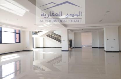 (بنتهاوس  (روف - 5 غرف نوم - 5 حمامات للايجار في طريق بورتو الغربي - بورتو أرابيا - جزيرة اللؤلؤة - الدوحة