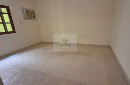 Apartment - 2 Bedrooms - 1 Bathroom for rent in Bin Dirham 2 - Al Mansoura - Doha