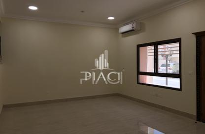 Villa - 5 Bedrooms - 4 Bathrooms for rent in Al Kheesa - Al Kheesa - Umm Salal Mohammed