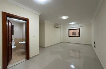 شقة - 2 غرف نوم - 2 حمامات للايجار في شارع انس - فريج بن محمود الشمالي - فريج بن محمود - الدوحة