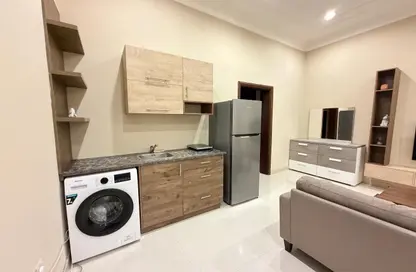 Apartment - 1 Bathroom for rent in Jeliah - Doha