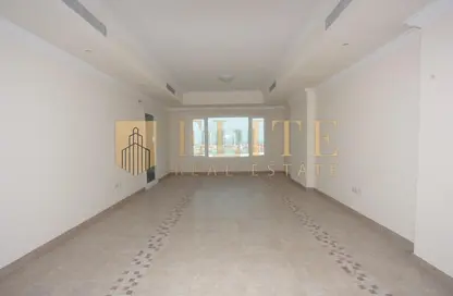 شقة - 2 غرف نوم - 3 حمامات للايجار في طريق بورتو الشرقي - بورتو أرابيا - جزيرة اللؤلؤة - الدوحة