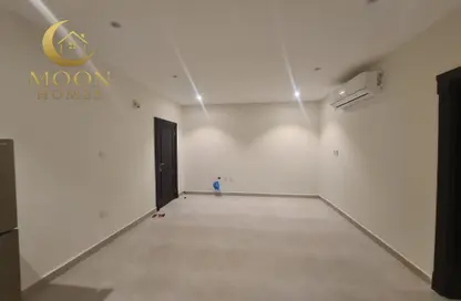 Apartment - 1 Bedroom - 1 Bathroom for rent in Umm Ghwailina Comm - Umm Ghuwalina - Umm Ghuwailina - Doha