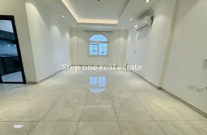 شقة - 2 غرف نوم - 2 حمامات للايجار في شارع النعيجة - غرب الهلال - الهلال - الدوحة