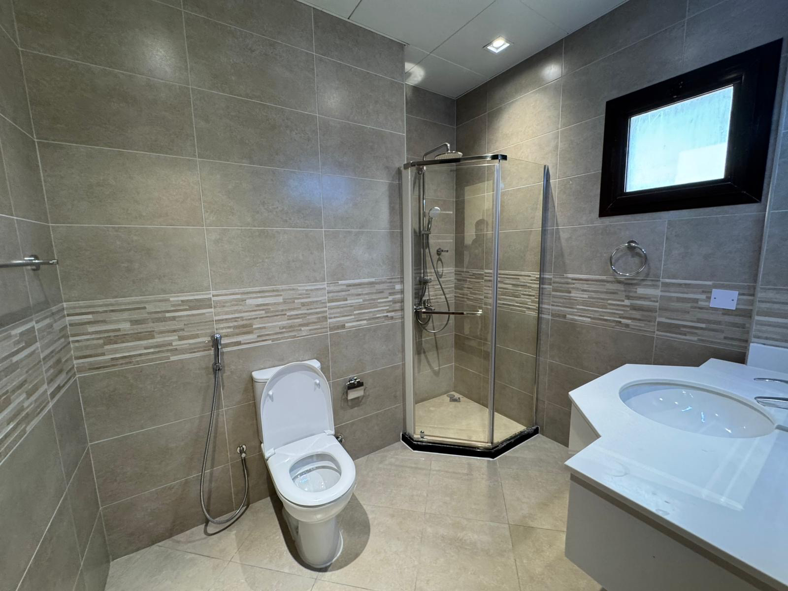 BRAND NEW 2 BEDROOM FULLY FURNISHED BIG LAYOUT thumbnail 9