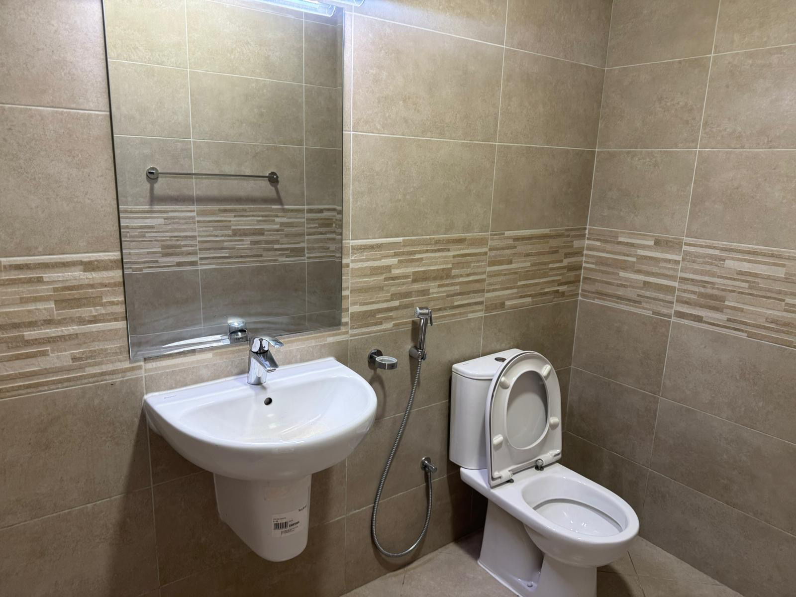 BRAND NEW 2 BEDROOM FULLY FURNISHED BIG LAYOUT thumbnail 7
