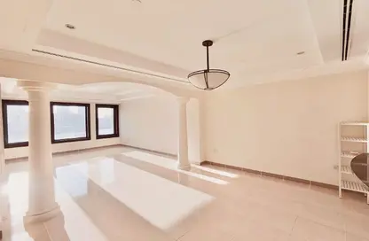 شقة - 2 غرف نوم - 2 حمامات للايجار في طريق بورتو الشرقي - بورتو أرابيا - جزيرة اللؤلؤة - الدوحة