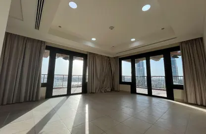 شقة - 2 غرف نوم - 3 حمامات للايجار في طريق بورتو الشرقي - بورتو أرابيا - جزيرة اللؤلؤة - الدوحة