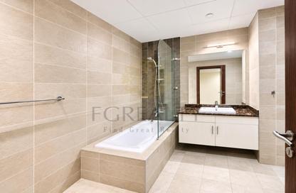 Apartment - 2 Bedrooms - 3 Bathrooms for rent in West Porto Drive - Porto Arabia - The Pearl Island - Doha