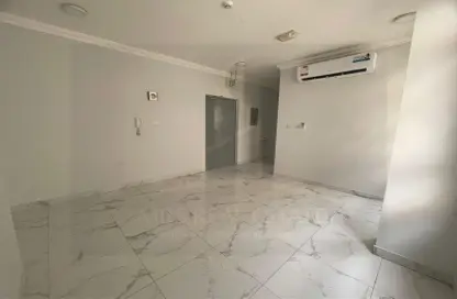 Apartment - 3 Bedrooms - 2 Bathrooms for rent in Umm Ghwailina Comm - Umm Ghuwalina - Umm Ghuwailina - Doha