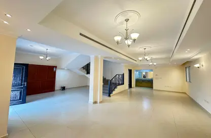 فيلا - 3 غرف نوم - 4 حمامات للايجار في سوق الغرافة - الغرافة - الدوحة