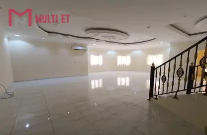 فيلا - 7 غرف نوم - 8 حمامات للايجار في برج وست باي - الخليج الجنوبي - الخليج الغربي - الدوحة