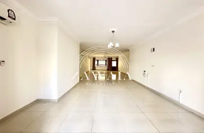 فيلا - 6 غرف نوم - 7 حمامات للايجار في العب - الخيصة - أم صلال محمد