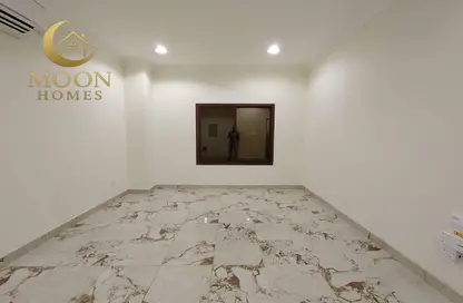 Apartment - 2 Bedrooms - 2 Bathrooms for rent in Umm Ghuwailina 4 - Umm Ghuwailina - Doha