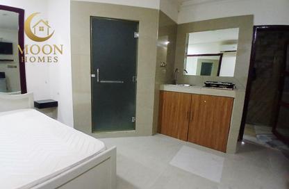Apartment - Studio - 1 Bathroom for rent in Umm Ghuwailina 4 - Umm Ghuwailina - Doha