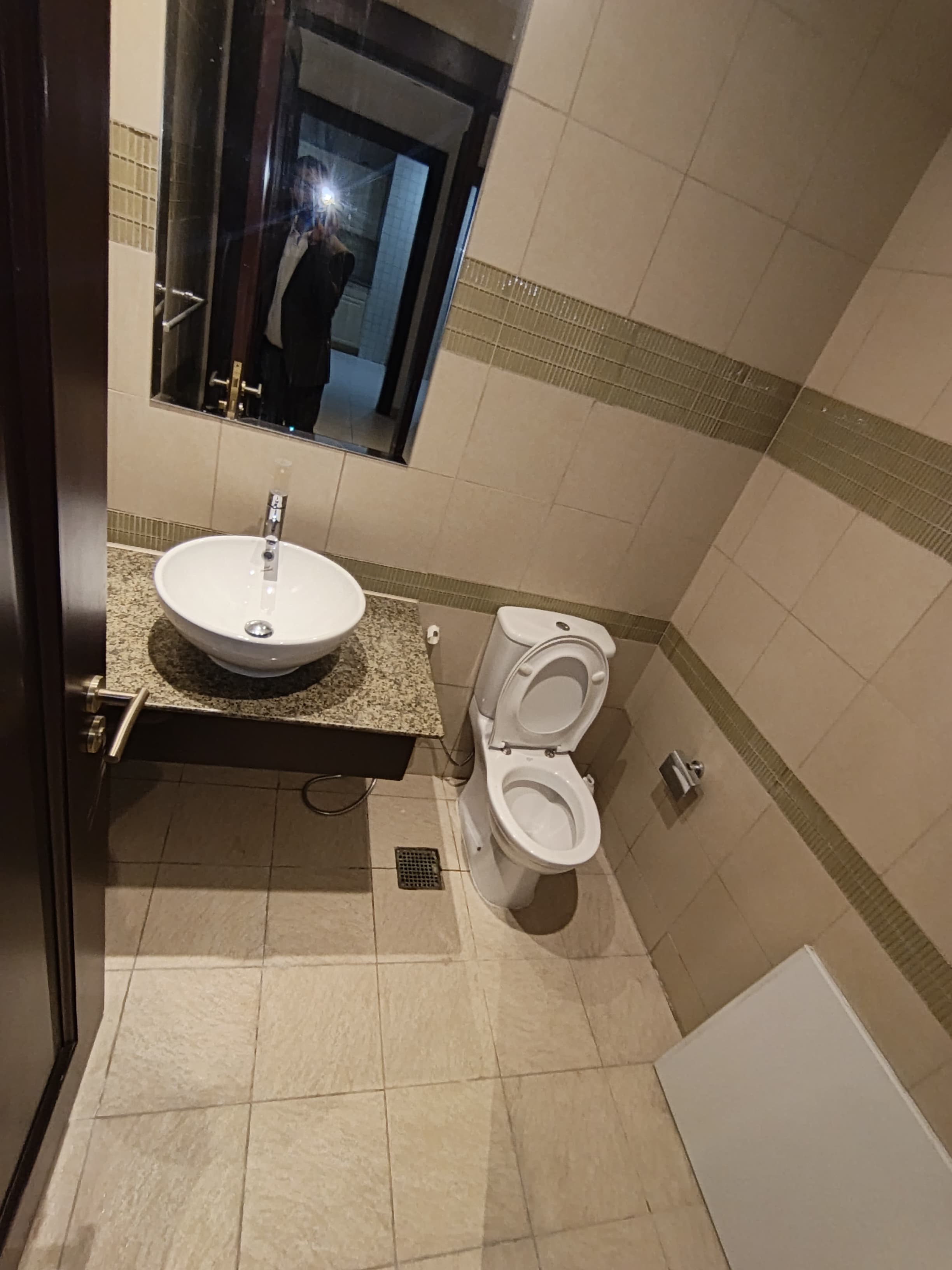 COZY ONE BEDROOM FULLY FURNISHED WITH BALCONY thumbnail 3