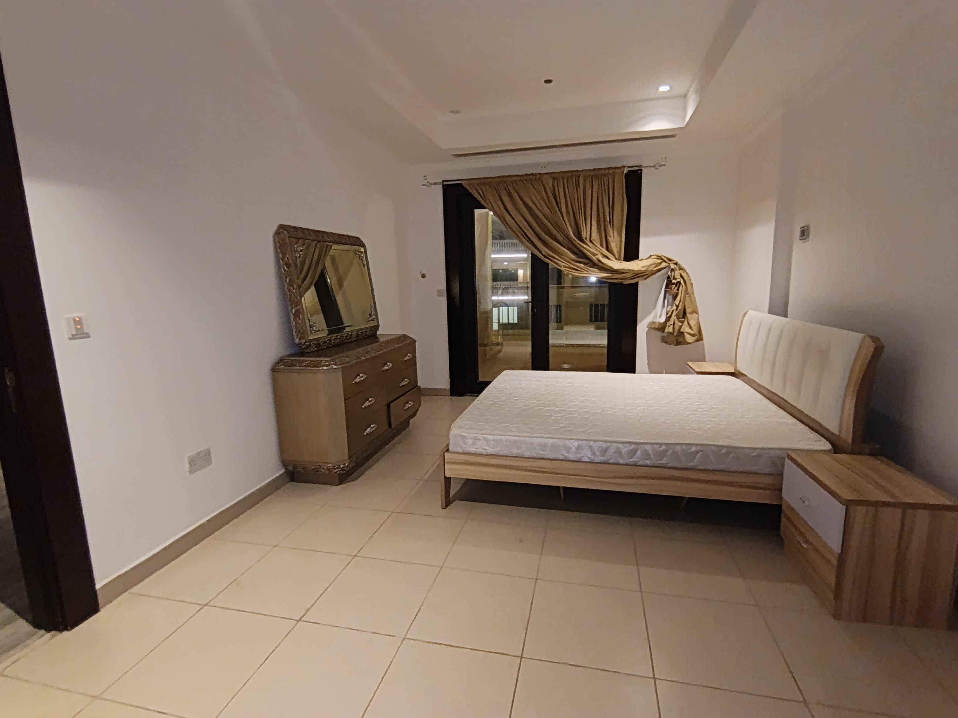 COZY ONE BEDROOM FULLY FURNISHED WITH BALCONY thumbnail 11