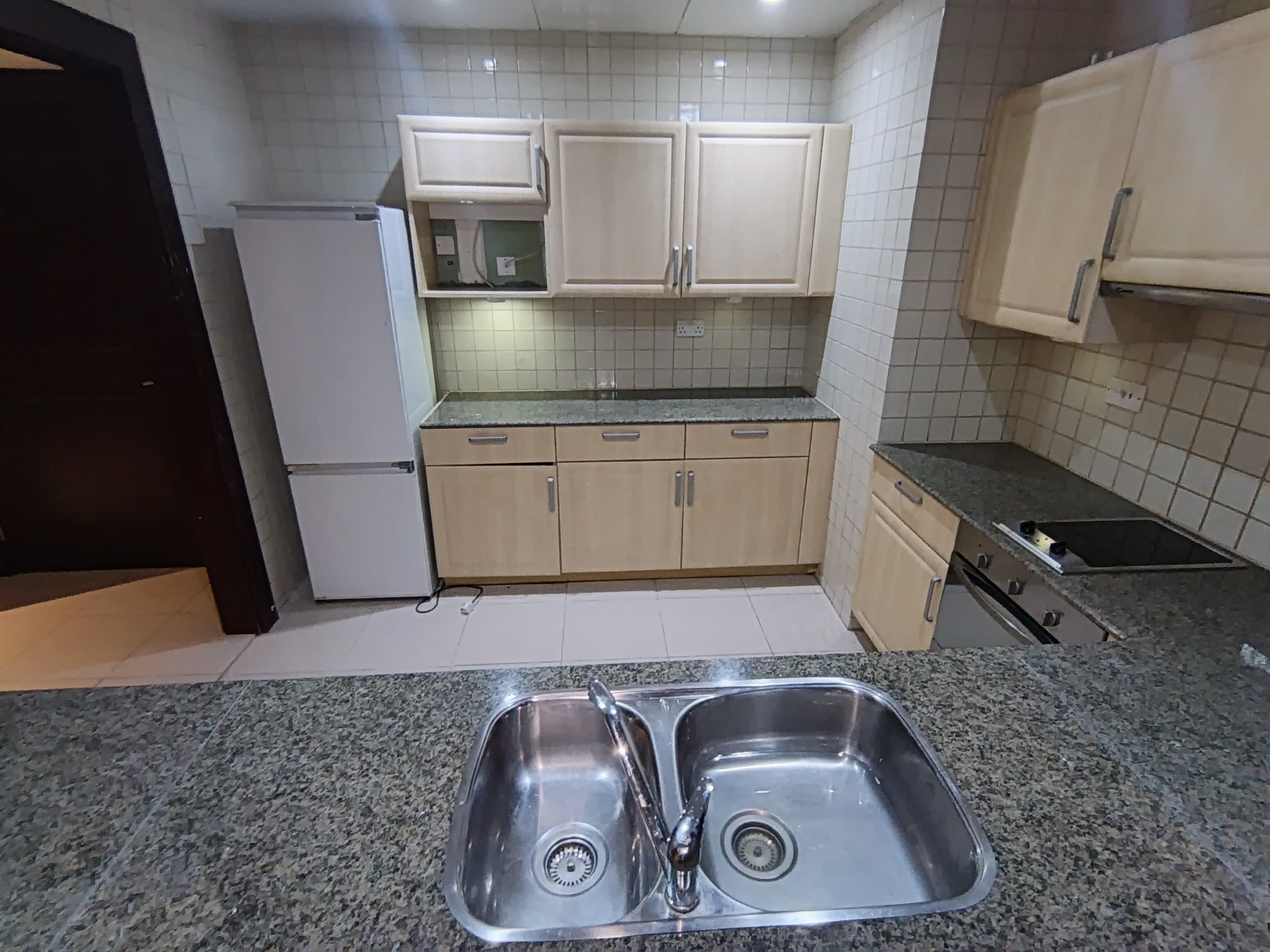 COZY ONE BEDROOM FULLY FURNISHED WITH BALCONY thumbnail 5