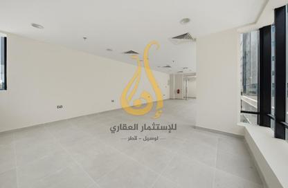 مساحات مكتبية - استوديو - 1 حمام للايجار في مبنى رمادا التجاري - شارع الروابي - المنتزه - الدوحة