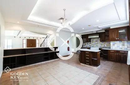 فيلا - 4 غرف نوم - 5 حمامات للايجار في البوابة الجنوبية - بحيرة وست لاجون - الدوحة