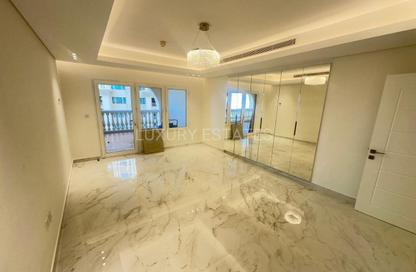Apartment - 1 Bedroom - 2 Bathrooms for sale in East Porto Drive - Porto Arabia - The Pearl Island - Doha Apartment - 1 Bedroom - 2 Bathrooms for sale in East Porto Drive - Porto Arabia - The Pearl Island - Doha