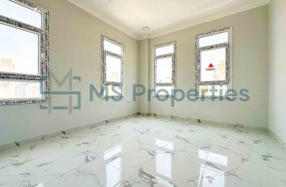 Apartment - 3 Bedrooms - 2 Bathrooms for rent in Umm Ghwailina Comm - Umm Ghuwalina - Umm Ghuwailina - Doha