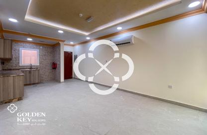 Apartment - 2 Bedrooms - 2 Bathrooms for rent in Umm Ghuwalina - Umm Ghuwailina - Doha