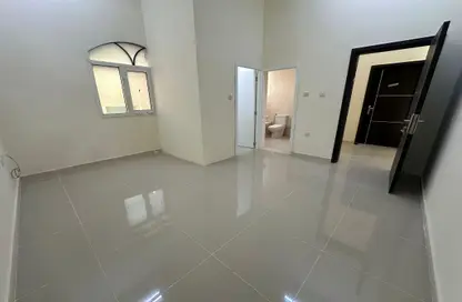 شقة - 1 حمام للايجار في شارع ام السنيم - عين خالد - الدوحة