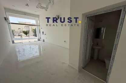محل تجاري - استوديو - 1 حمام للايجار في فلل الدحيل - الدحيل - الدوحة