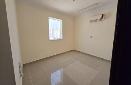 Apartment - 1 Bedroom - 2 Bathrooms for rent in Simaisma Street - Umm Ghuwailina - Doha