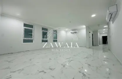 Apartment - 3 Bedrooms - 2 Bathrooms for rent in Umm Ghuwailina 4 - Umm Ghuwailina - Doha