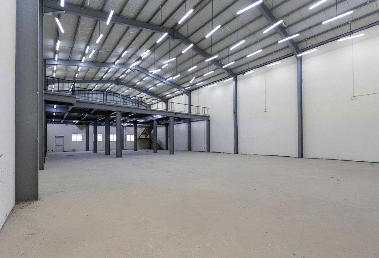 Steel Workshop with Rooms for Rent