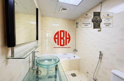 Apartment - 3 Bedrooms - 4 Bathrooms for rent in Corniche Road - Corniche Road - Doha