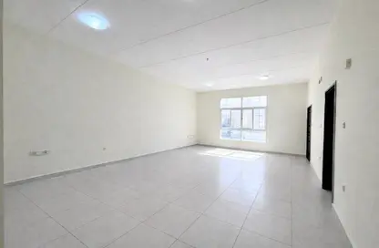 فيلا - 2 غرف نوم - 2 حمامات للايجار في طريق سلوى - العزيزية - الدوحة