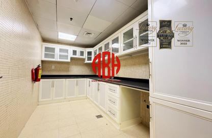 Apartment - 2 Bedrooms - 3 Bathrooms for rent in Corniche Road - Corniche Road - Doha