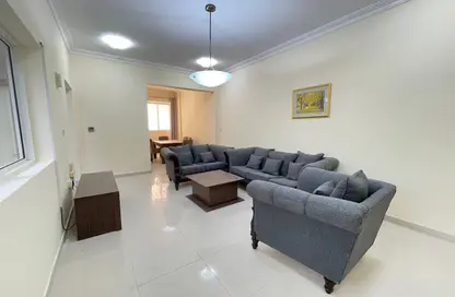 شقة - 2 غرف نوم - 2 حمامات للايجار في شارع النجمة - طريق المطار القديم - الدوحة