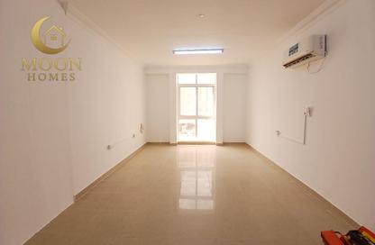 Apartment - 1 Bedroom - 1 Bathroom for rent in Umm Ghuwailina 4 - Umm Ghuwailina - Doha