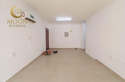 Apartment - 1 Bedroom - 1 Bathroom for rent in Umm Ghuwailina 4 - Umm Ghuwailina - Doha