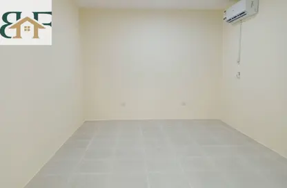 Apartment - 2 Bedrooms - 2 Bathrooms for rent in Umm Ghwailina Comm - Umm Ghuwalina - Umm Ghuwailina - Doha