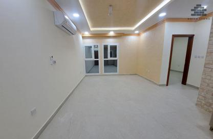 Apartment - 2 Bedrooms - 2 Bathrooms for rent in Umm Ghwailina Comm - Umm Ghuwalina - Umm Ghuwailina - Doha