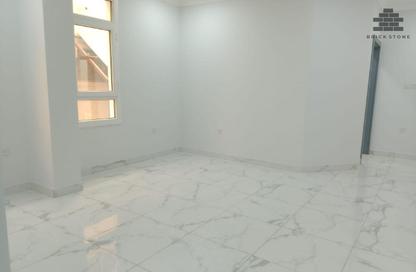 Apartment - 3 Bedrooms - 2 Bathrooms for rent in Umm Ghwailina Comm - Umm Ghuwalina - Umm Ghuwailina - Doha
